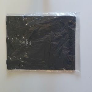 Lands End women's short sleeve shaped v-neck t-shirt. Size large in Black.